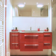 Une salle de bains en rouge et blanc