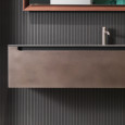 Une salle de bains industrielle avec la collection Edge en métal de Falper